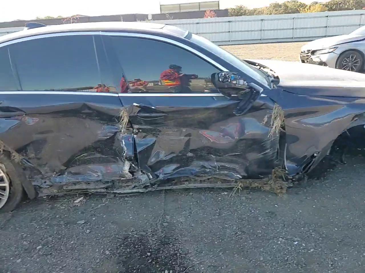 Фото: WBAJE7C54KWW05433