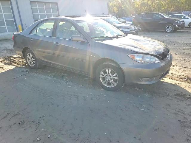 2005 Toyota Camry Le VIN: 4T1BF32K95U605136 Lot: 82298145