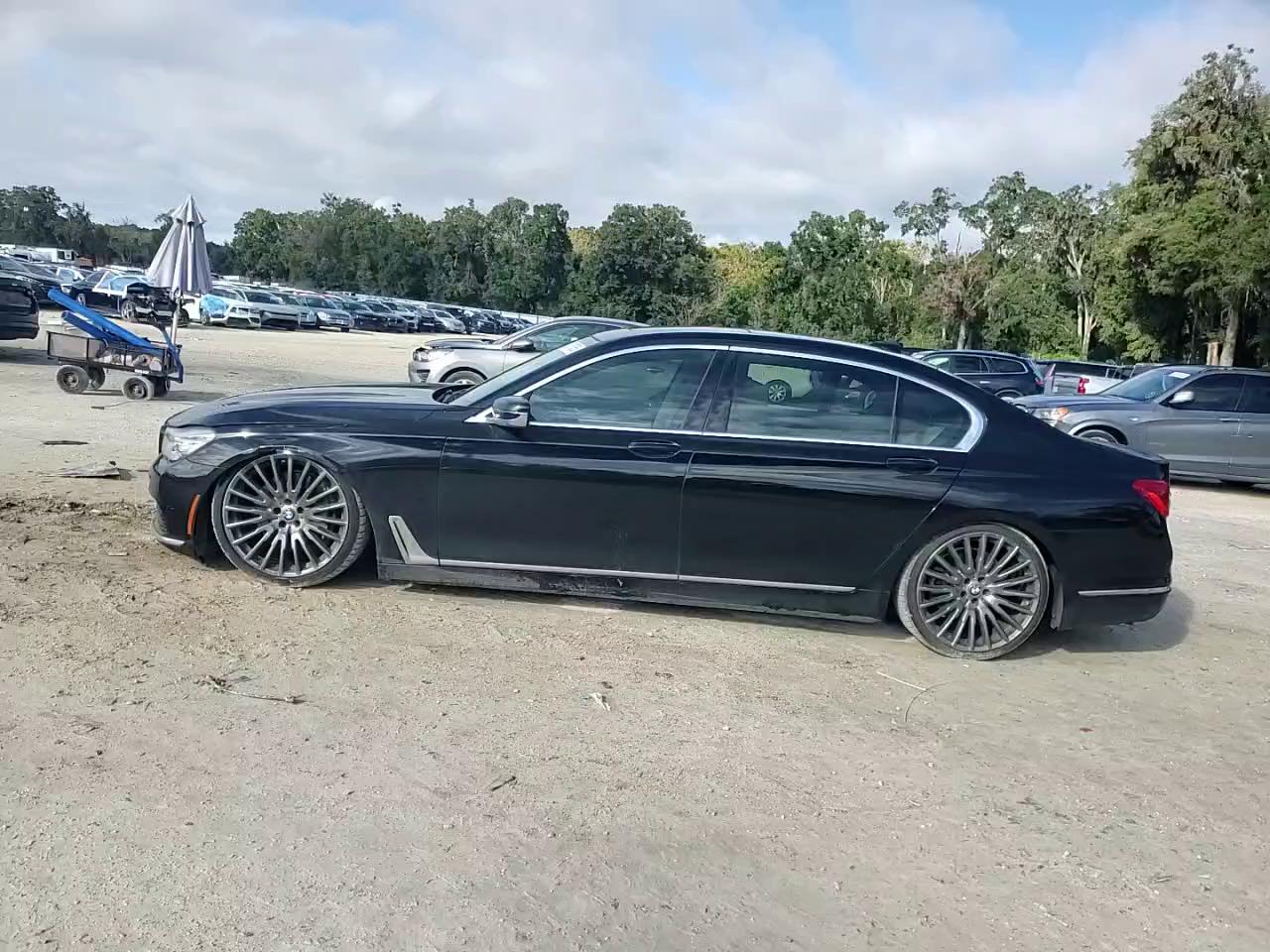 Фото: WBA7F0C51JGM23275