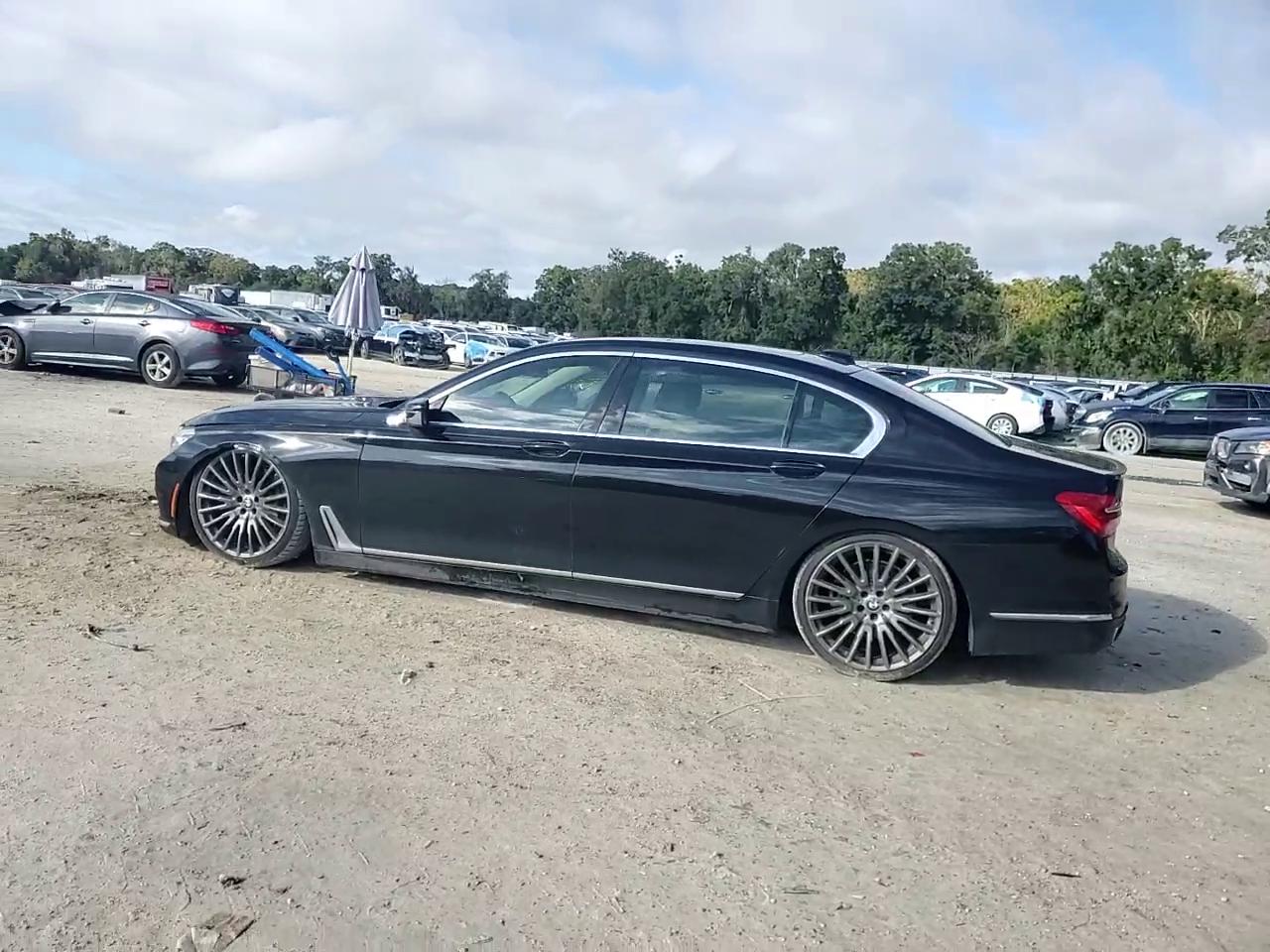 Фото: WBA7F0C51JGM23275