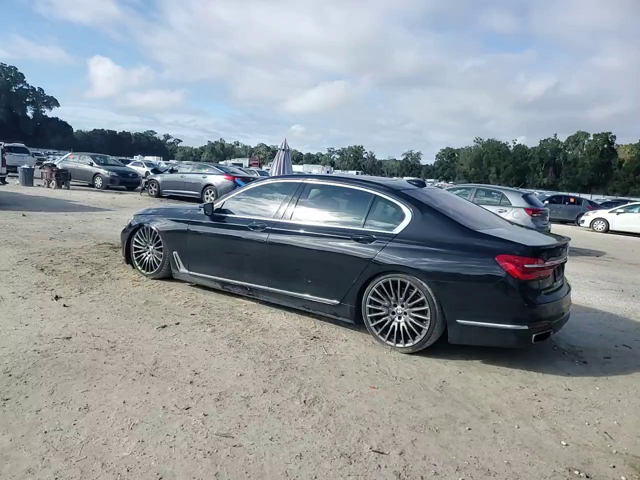 Фото: WBA7F0C51JGM23275