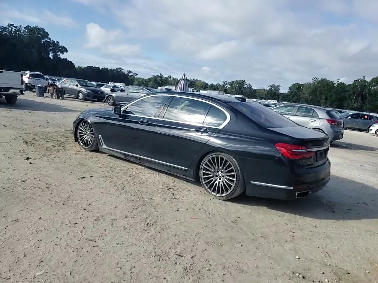 Фото: WBA7F0C51JGM23275