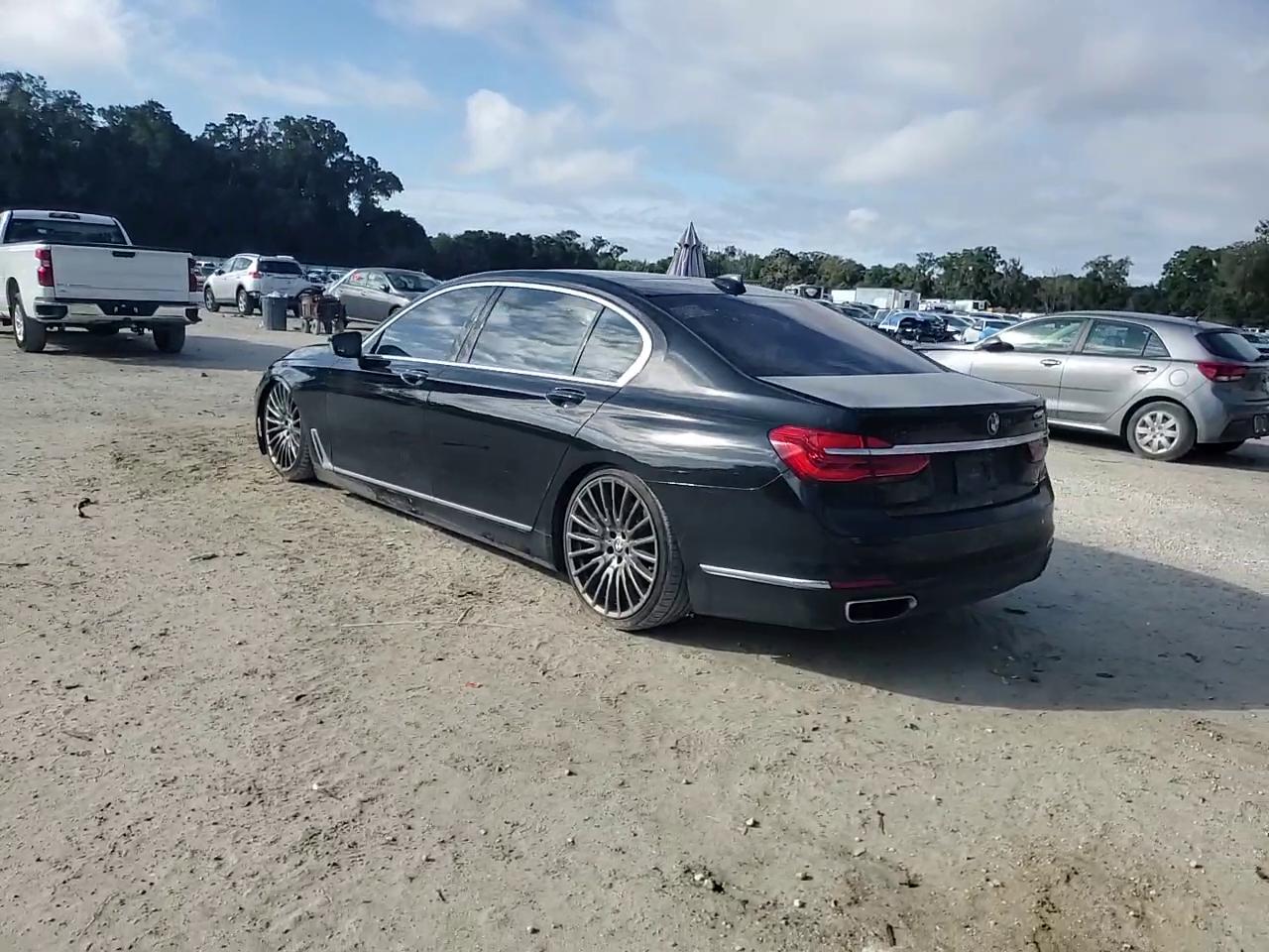 Фото: WBA7F0C51JGM23275