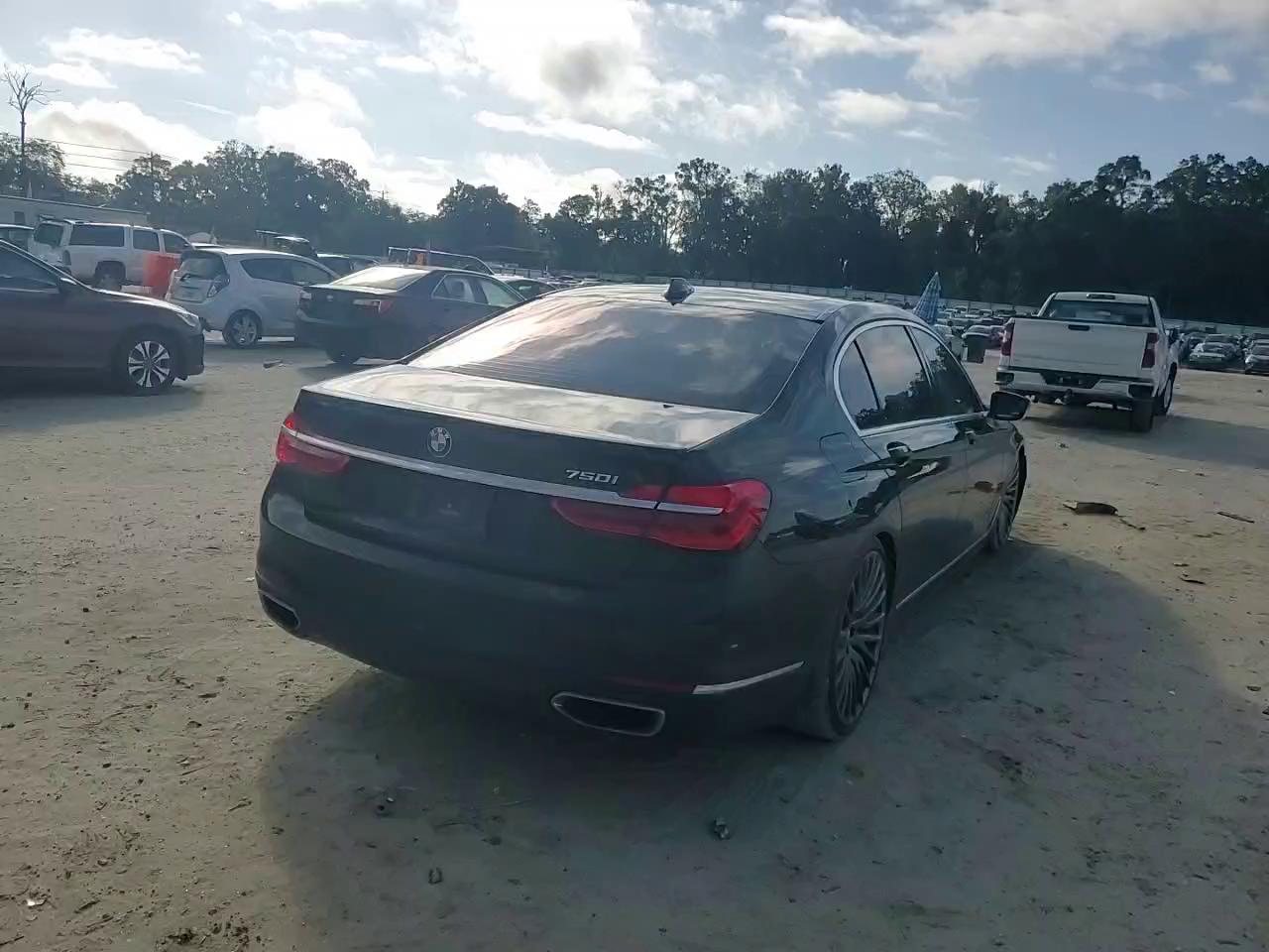 Фото: WBA7F0C51JGM23275