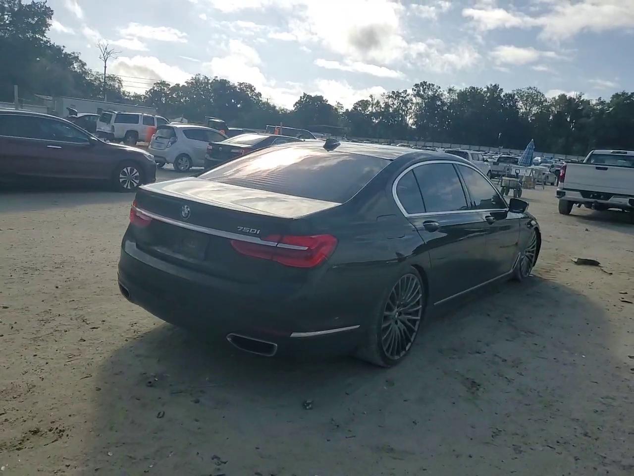 Фото: WBA7F0C51JGM23275