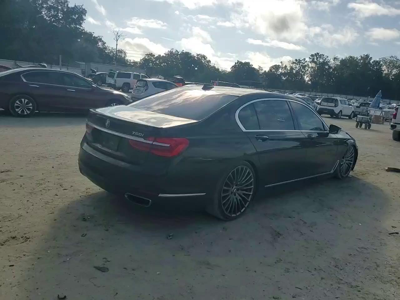 Фото: WBA7F0C51JGM23275