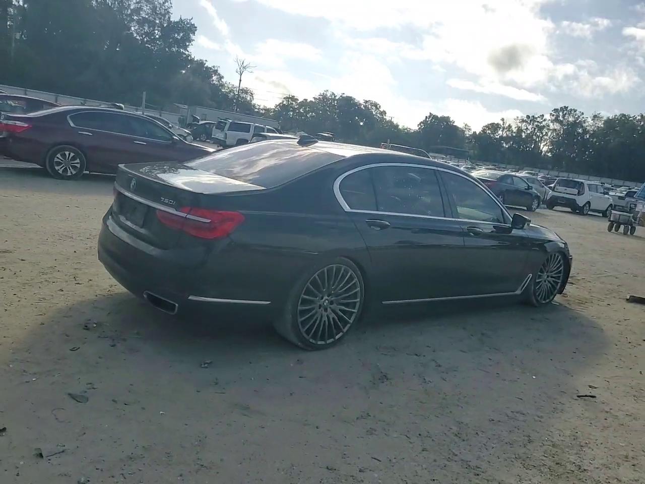 Фото: WBA7F0C51JGM23275