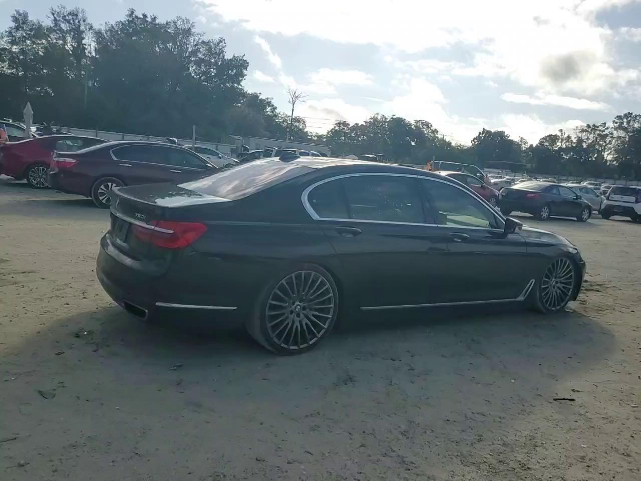 Фото: WBA7F0C51JGM23275