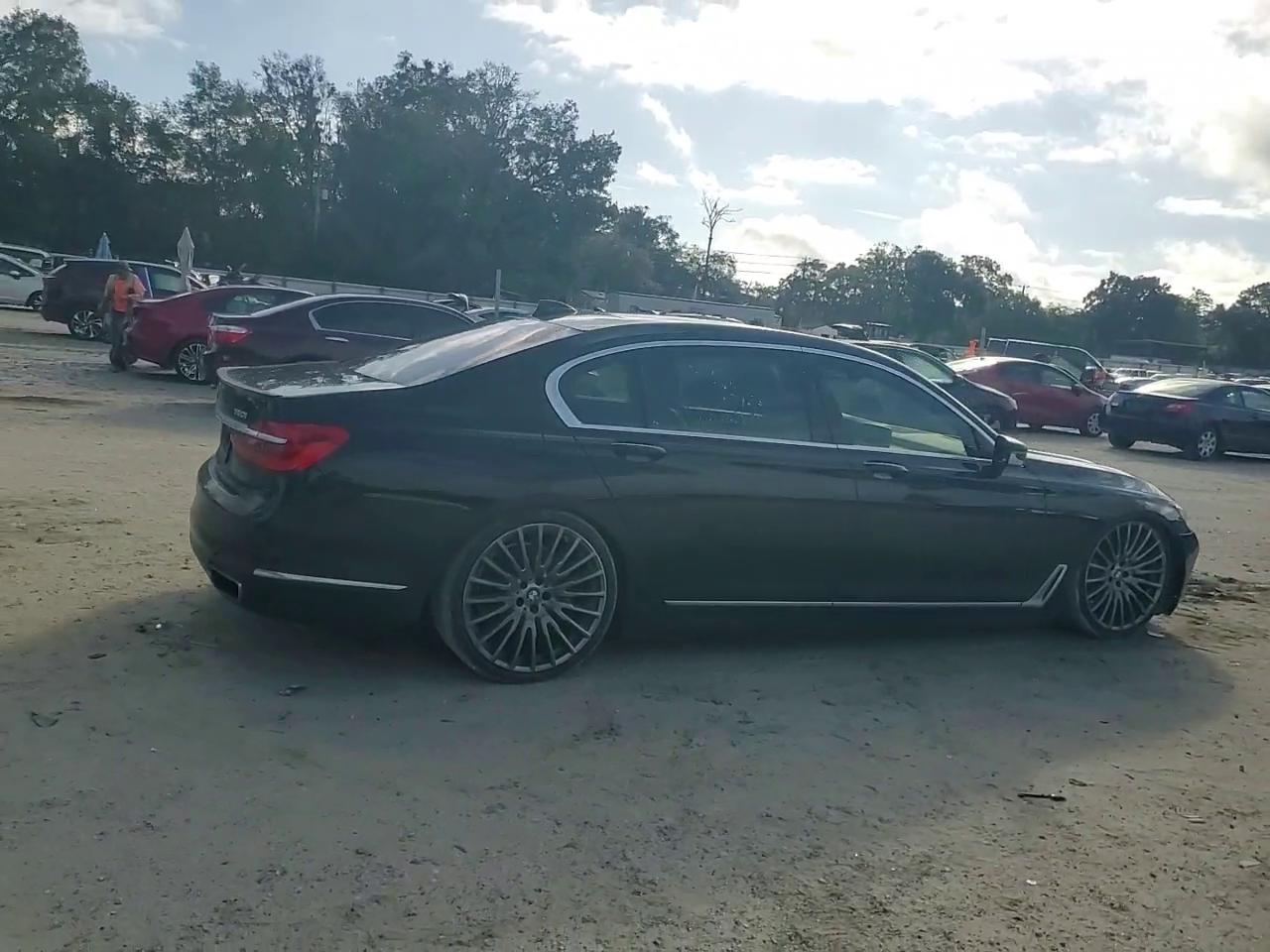 Фото: WBA7F0C51JGM23275