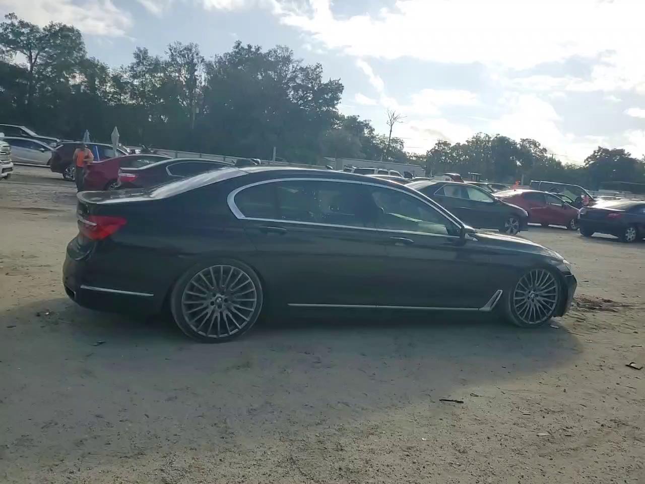 Фото: WBA7F0C51JGM23275