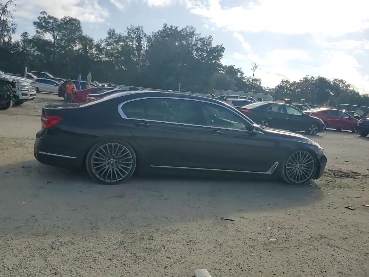 Фото: WBA7F0C51JGM23275