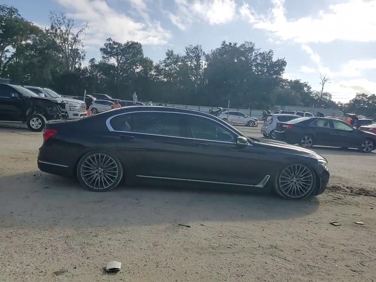 Фото: WBA7F0C51JGM23275