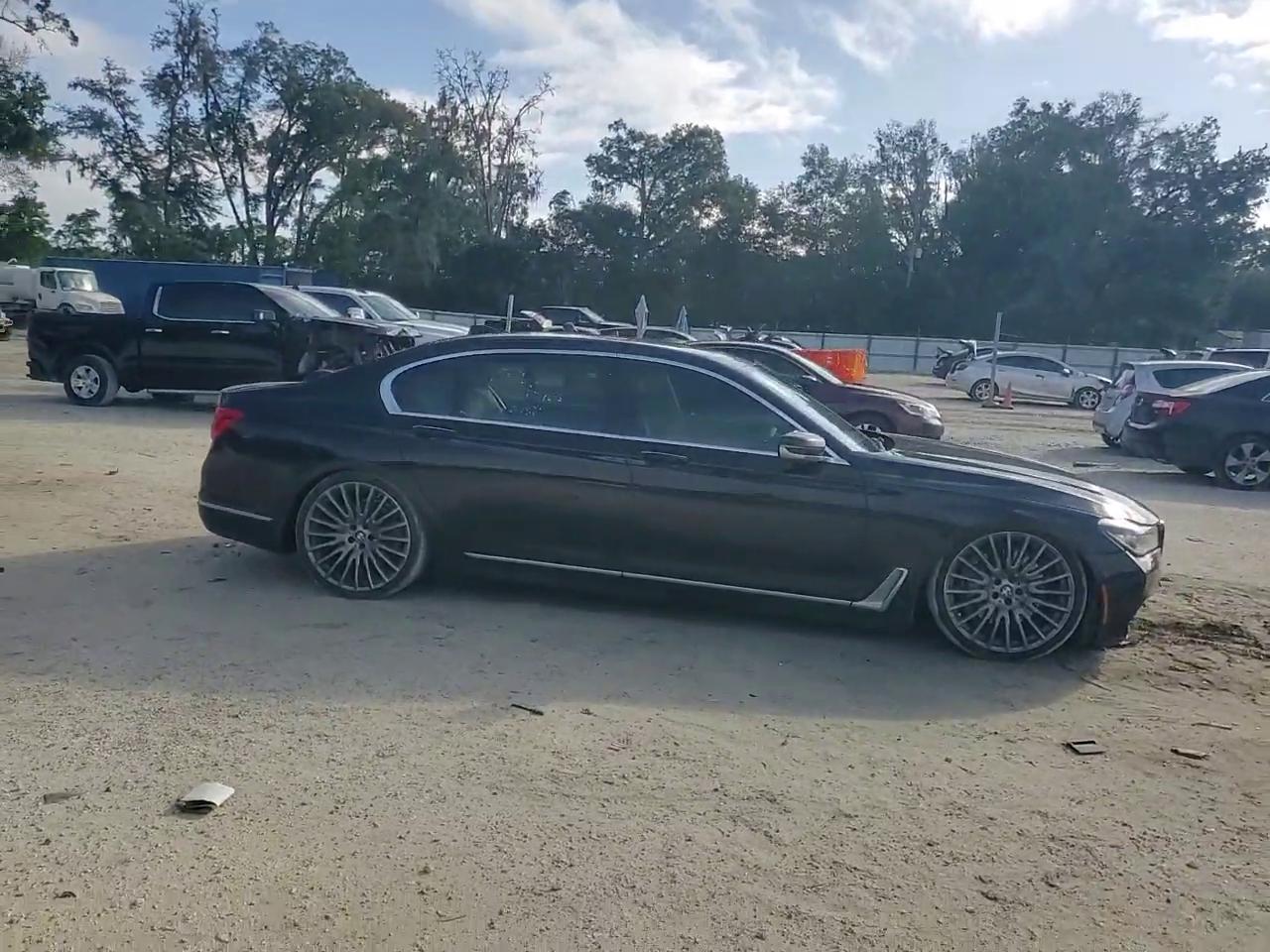 Фото: WBA7F0C51JGM23275