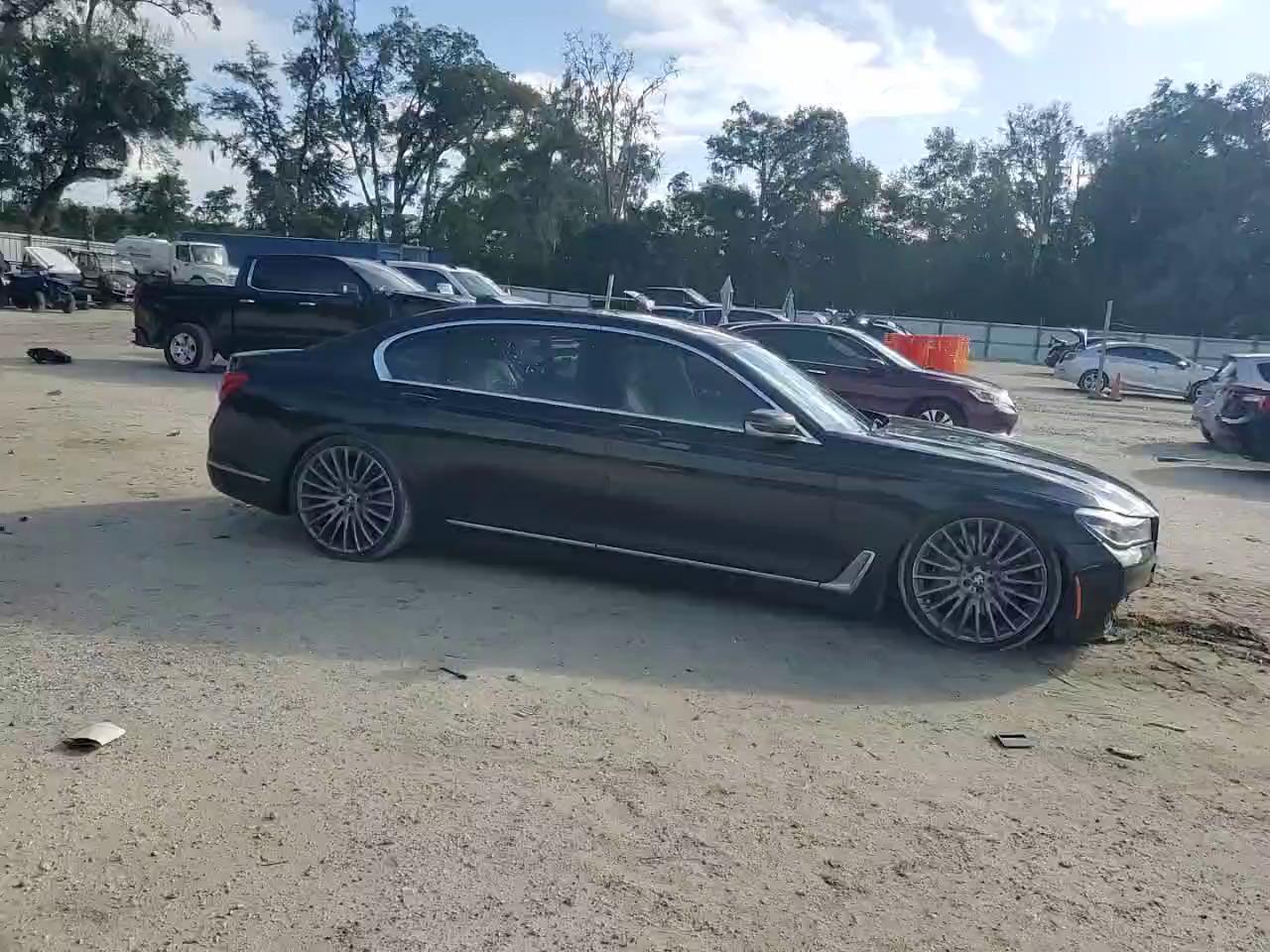 Фото: WBA7F0C51JGM23275