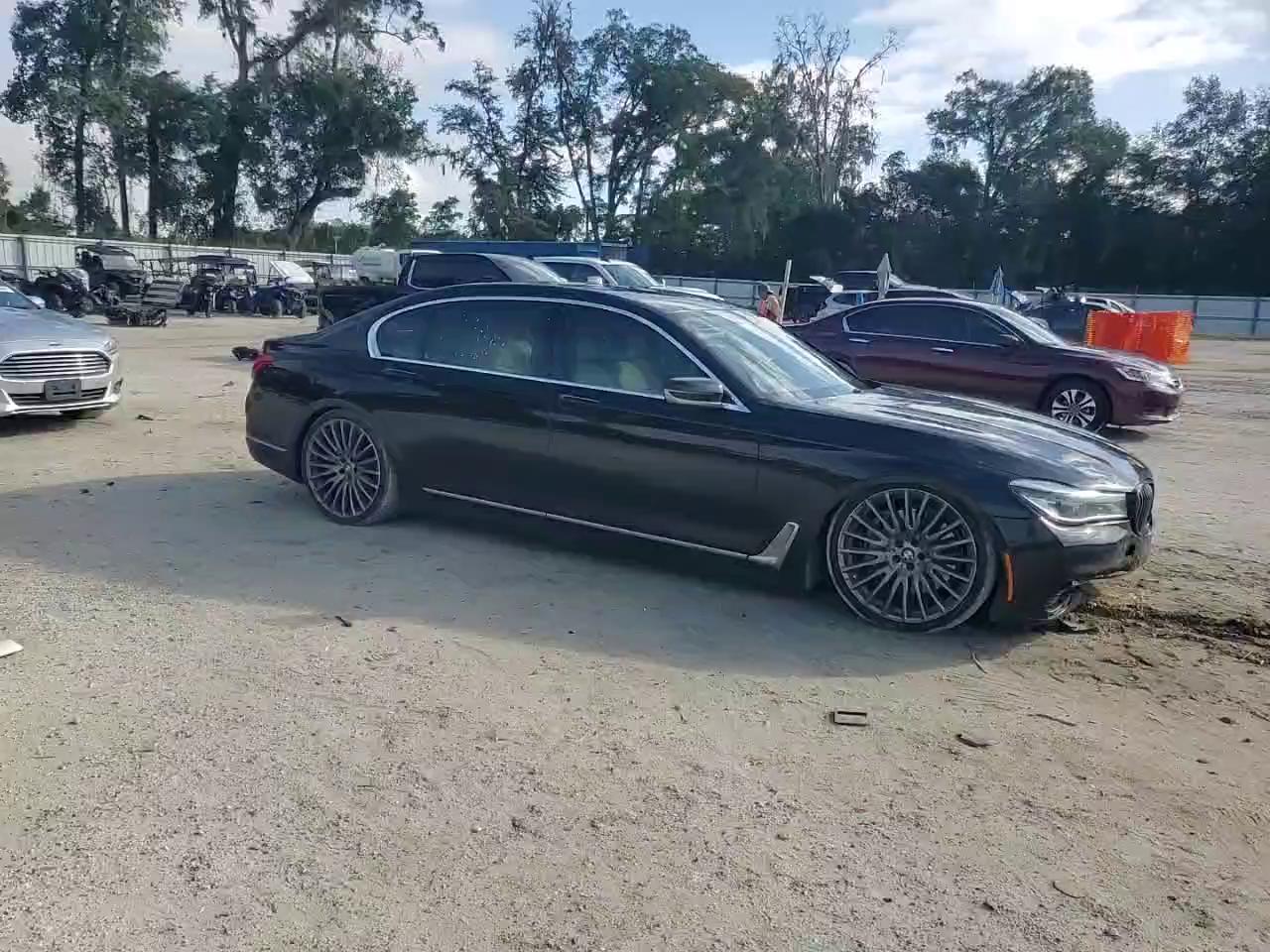 Фото: WBA7F0C51JGM23275