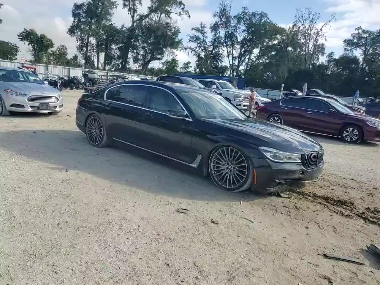 Фото: WBA7F0C51JGM23275