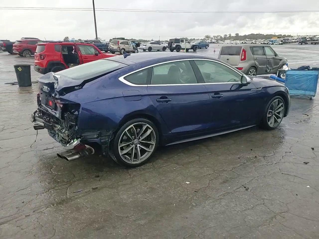 Фото: WAUC4CF53JA023786