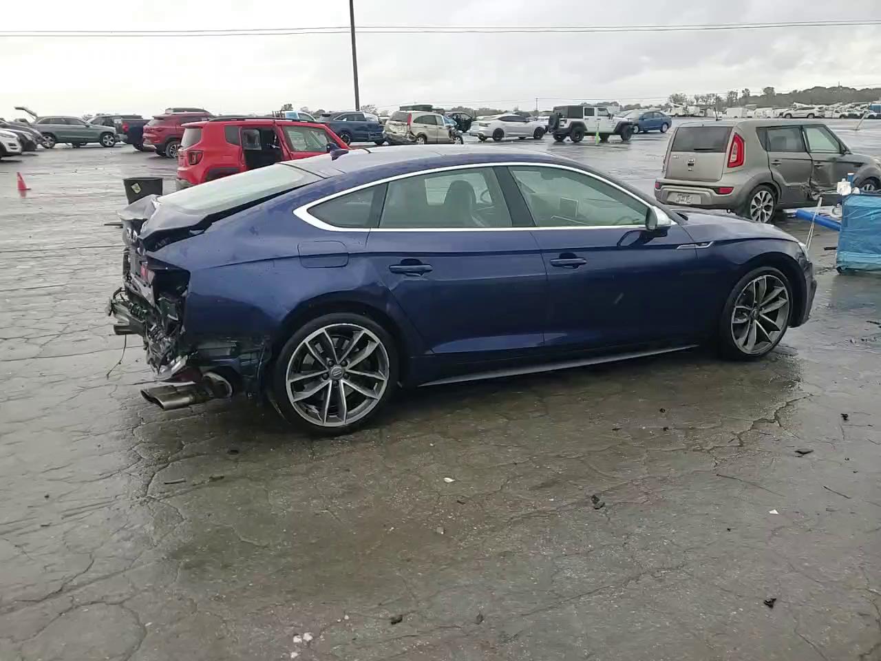 Фото: WAUC4CF53JA023786