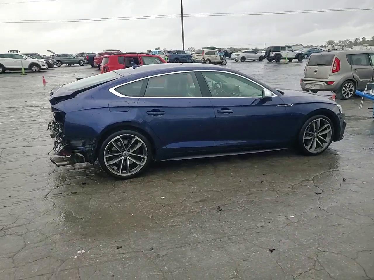 Фото: WAUC4CF53JA023786