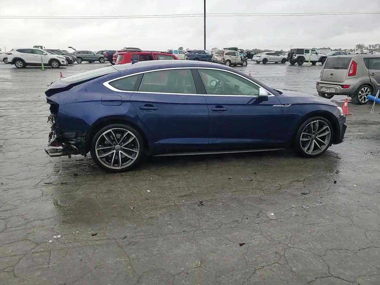 Фото: WAUC4CF53JA023786