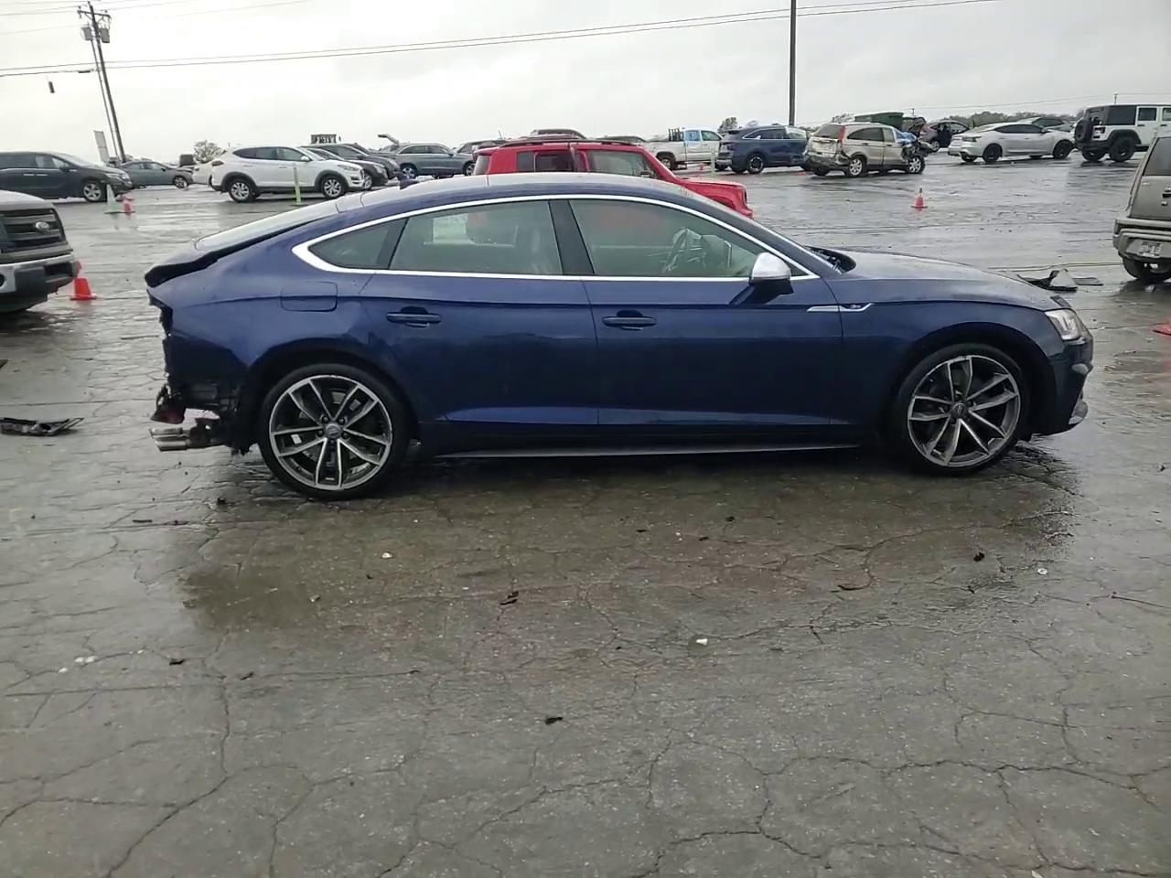 Фото: WAUC4CF53JA023786