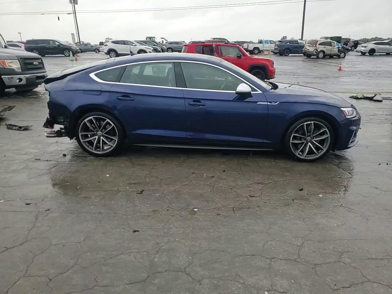 Фото: WAUC4CF53JA023786