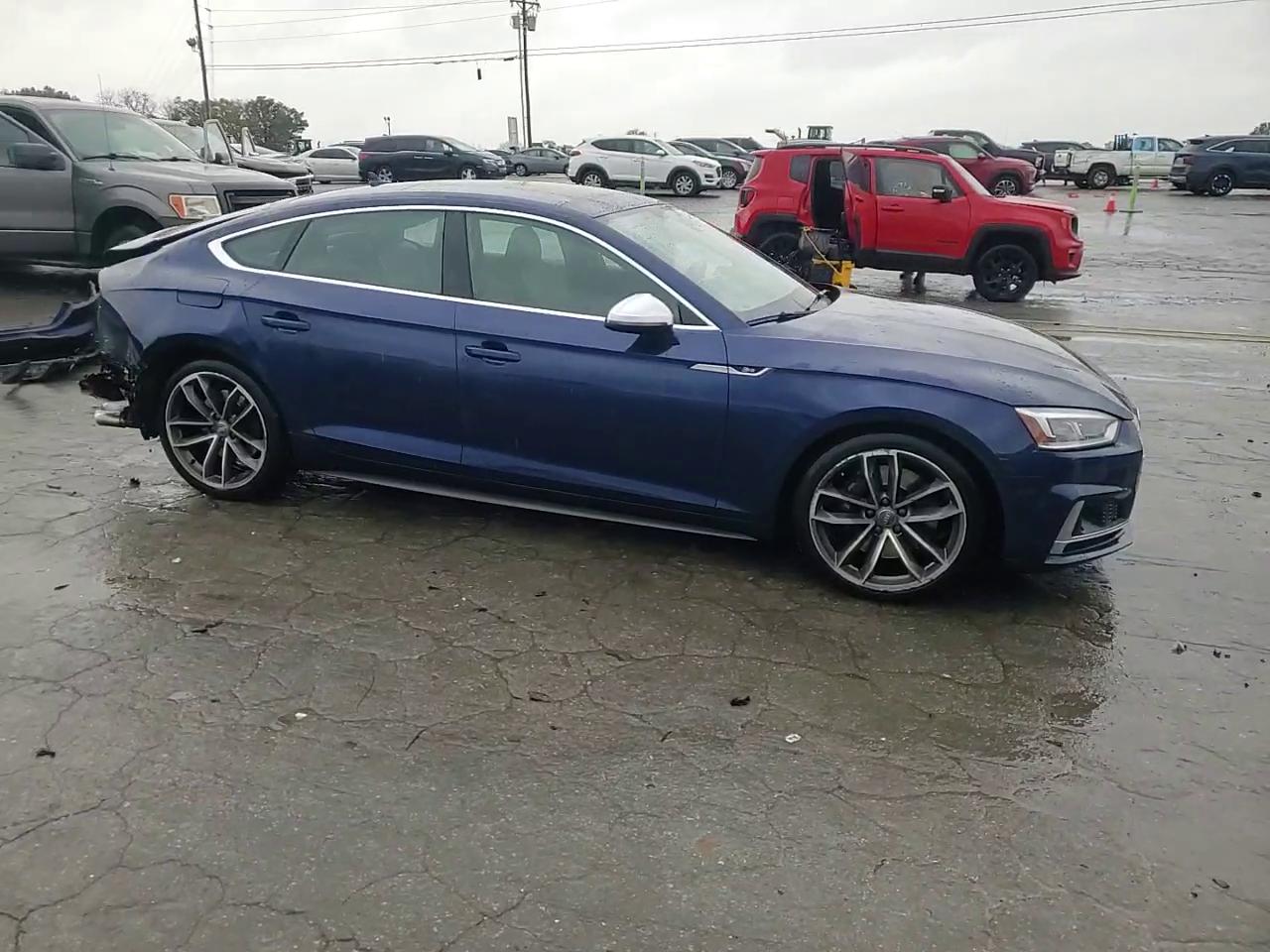 Фото: WAUC4CF53JA023786