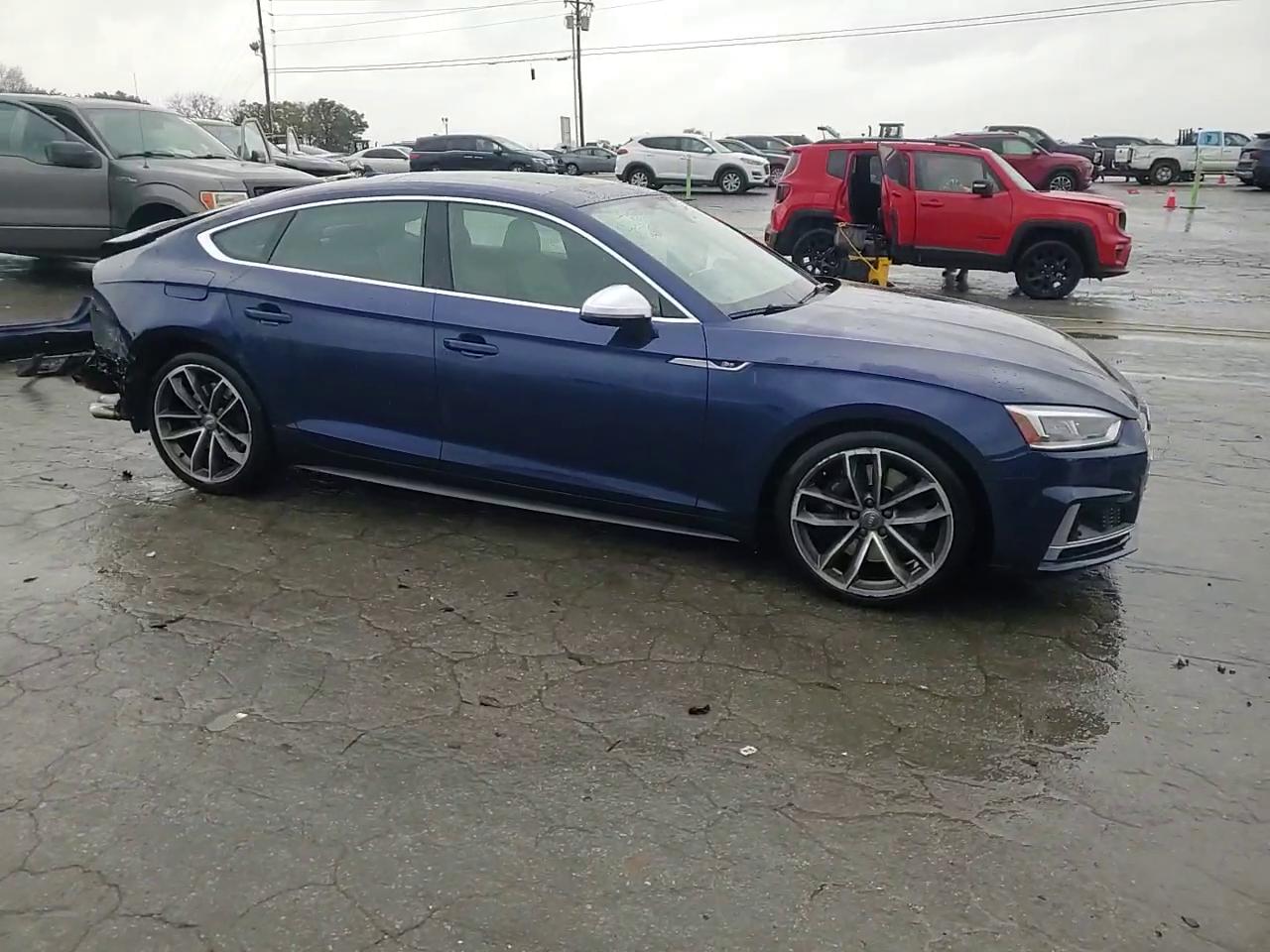 Фото: WAUC4CF53JA023786