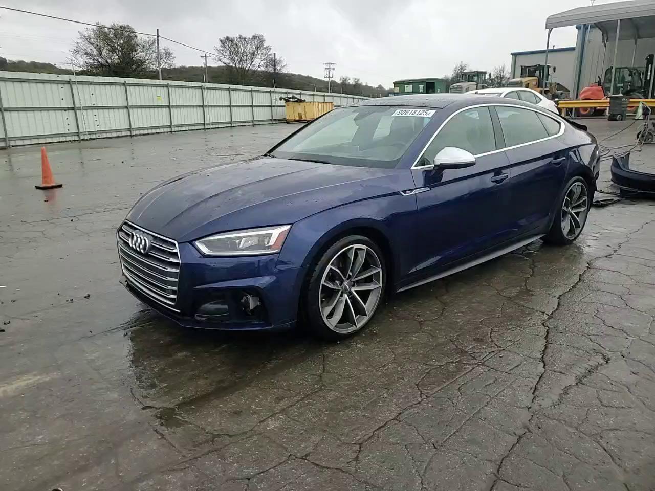 Фото: WAUC4CF53JA023786