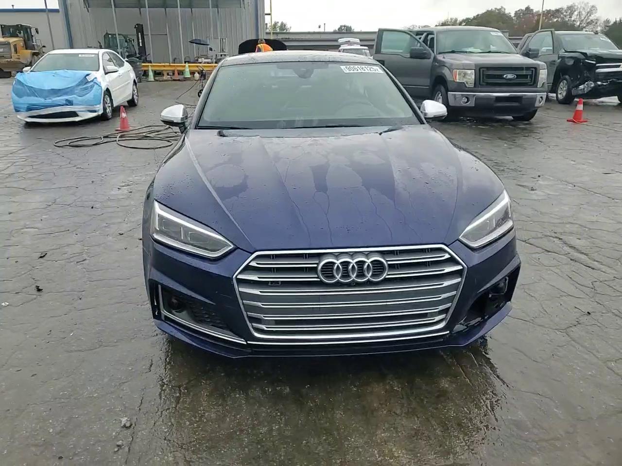 Фото: WAUC4CF53JA023786