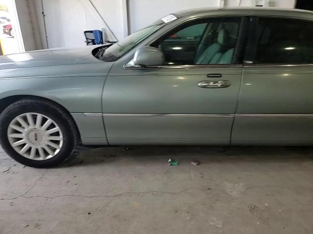 2005 Lincoln Town Car Signature VIN: 1LNHM81W05Y658589 Lot: 89519755