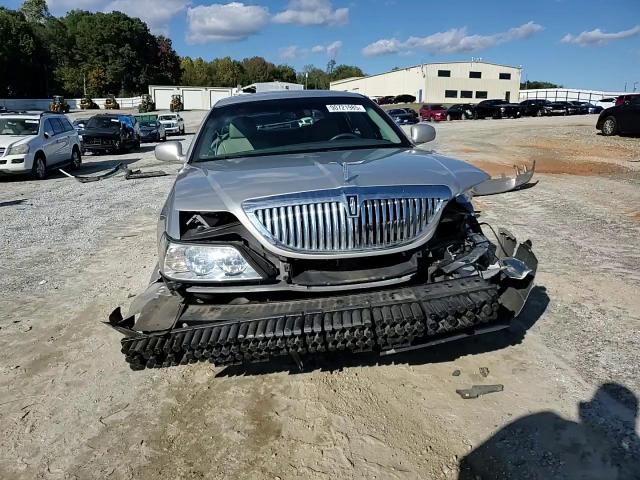 2004 Lincoln Town Car Executive VIN: 1LNHM81W84Y687675 Lot: 90721985