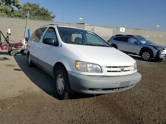 1998 Toyota Sienna Le VIN: 4T3ZF13C7WU010112 Lot: 85591895