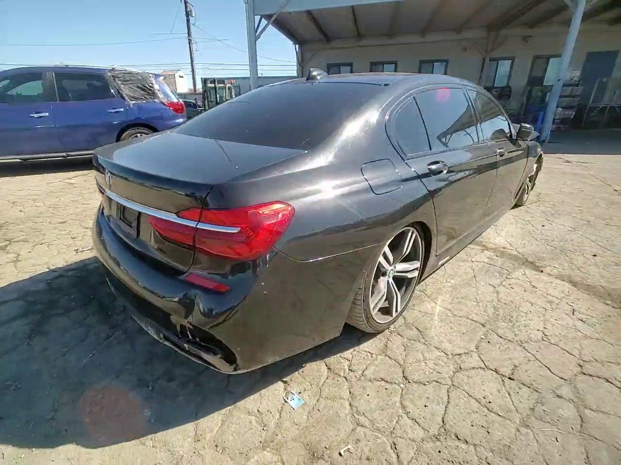 Фото: WBA7E2C55HG740436