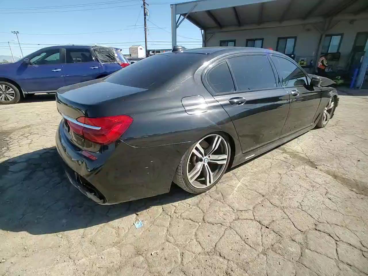 Фото: WBA7E2C55HG740436