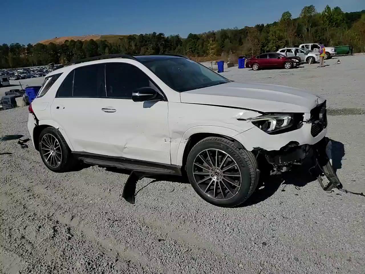 Фото: 4JGFB4JB6NA611689