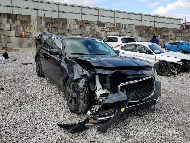 2016 Chrysler 300 Limited VIN: 2C3CCAAG0GH130313 Lot: 82729315