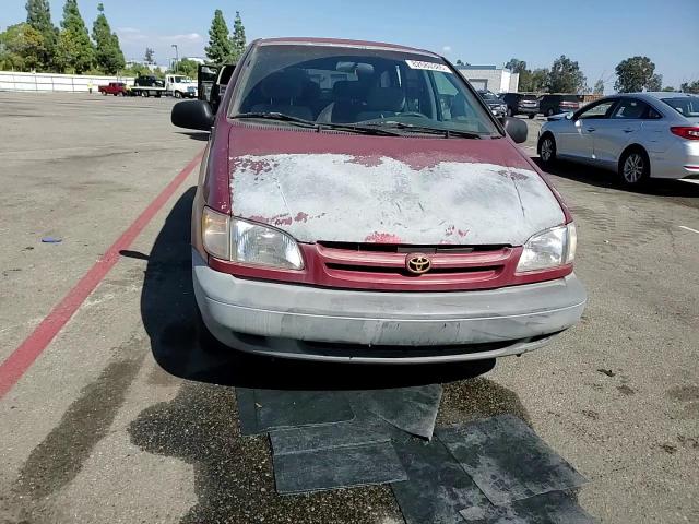 1999 Toyota Sienna VIN: 4T3ZF19C0XU130858 Lot: 82680385