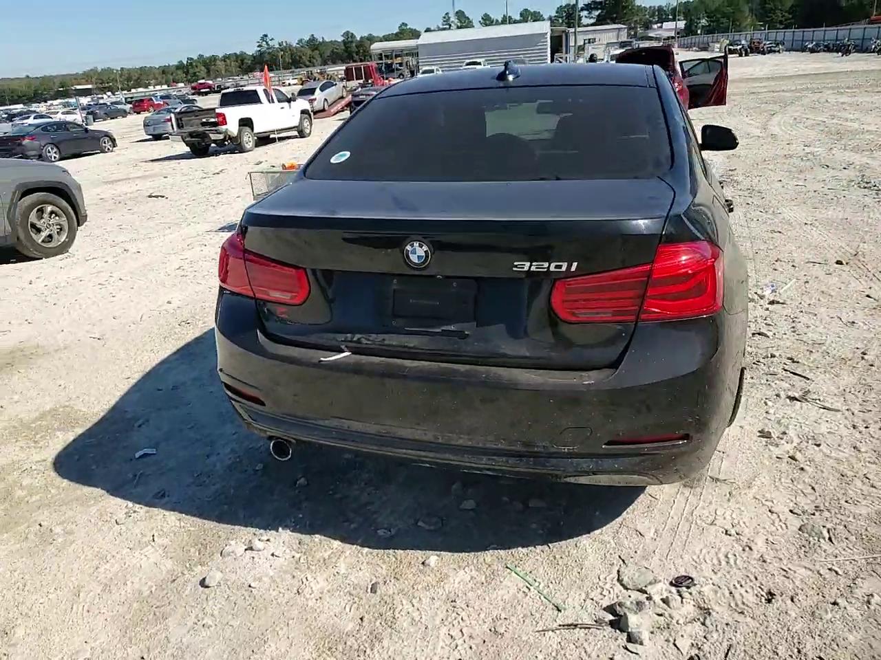 Фото: WBA8E1G59JNU93383