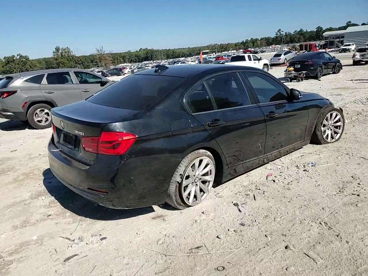 Фото: WBA8E1G59JNU93383