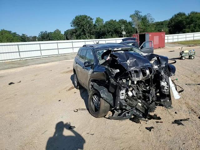 2018 Jeep Cherokee Latitude Plus VIN: 1C4PJLLBXJD577428 Lot: 82407735