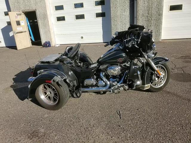 2013 Harley-Davidson Flhtcutg Tri Glide Ultra Classic VIN: 1HD1MAM10DB857171 Lot: 81772905