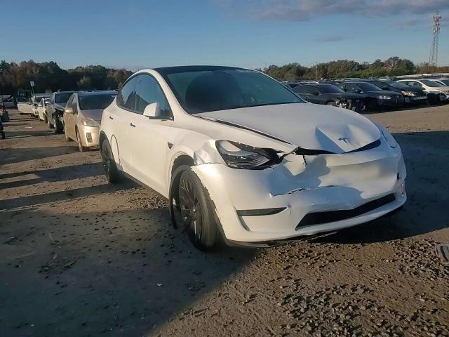 2024 Tesla Model Y VIN: 7SAYGAEE4RF206318 Lot: 89857895