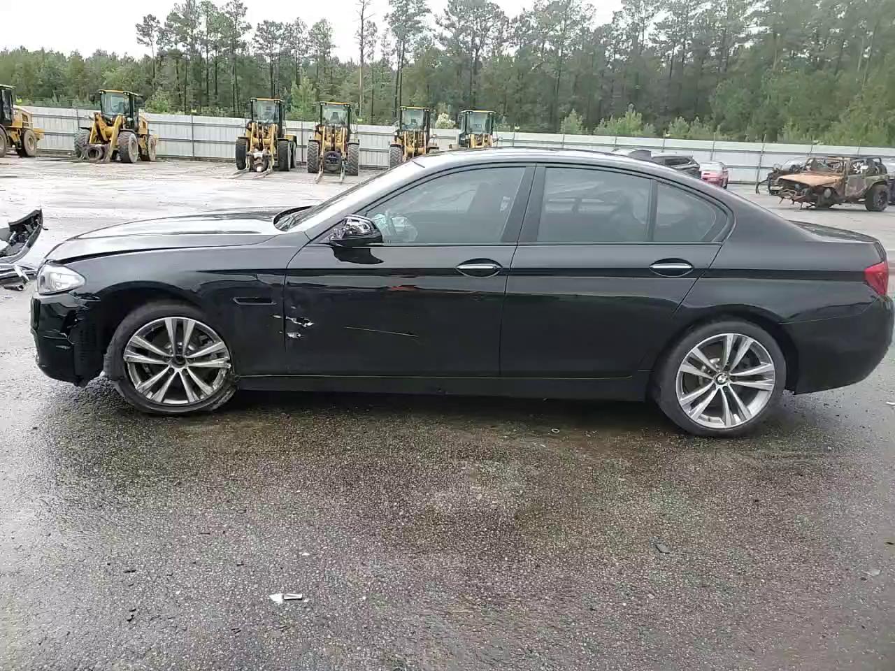 Фото: WBA5A5C51GG354809