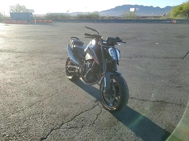 2021 Ktm 890 Duke R VIN: VBKTU940XMM812189 Lot: 82482245