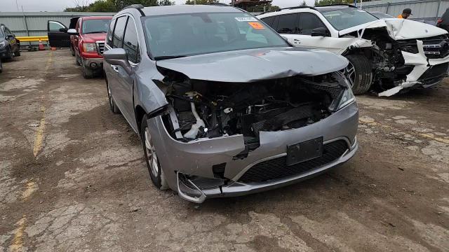 2017 Chrysler Pacifica Touring L VIN: 2C4RC1BG4HR565819 Lot: 89827445