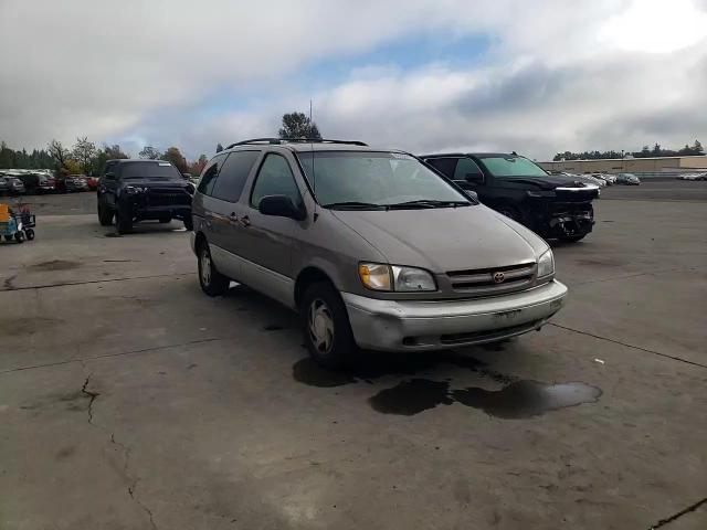 1998 Toyota Sienna Le VIN: 4T3ZF13C5WU057946 Lot: 82632275
