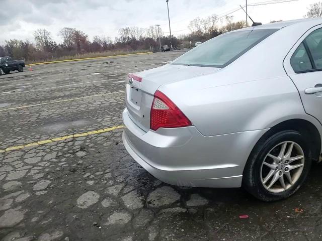 2012 Ford Fusion S VIN: 3FAHP0GA1CR129890 Lot: 90588835