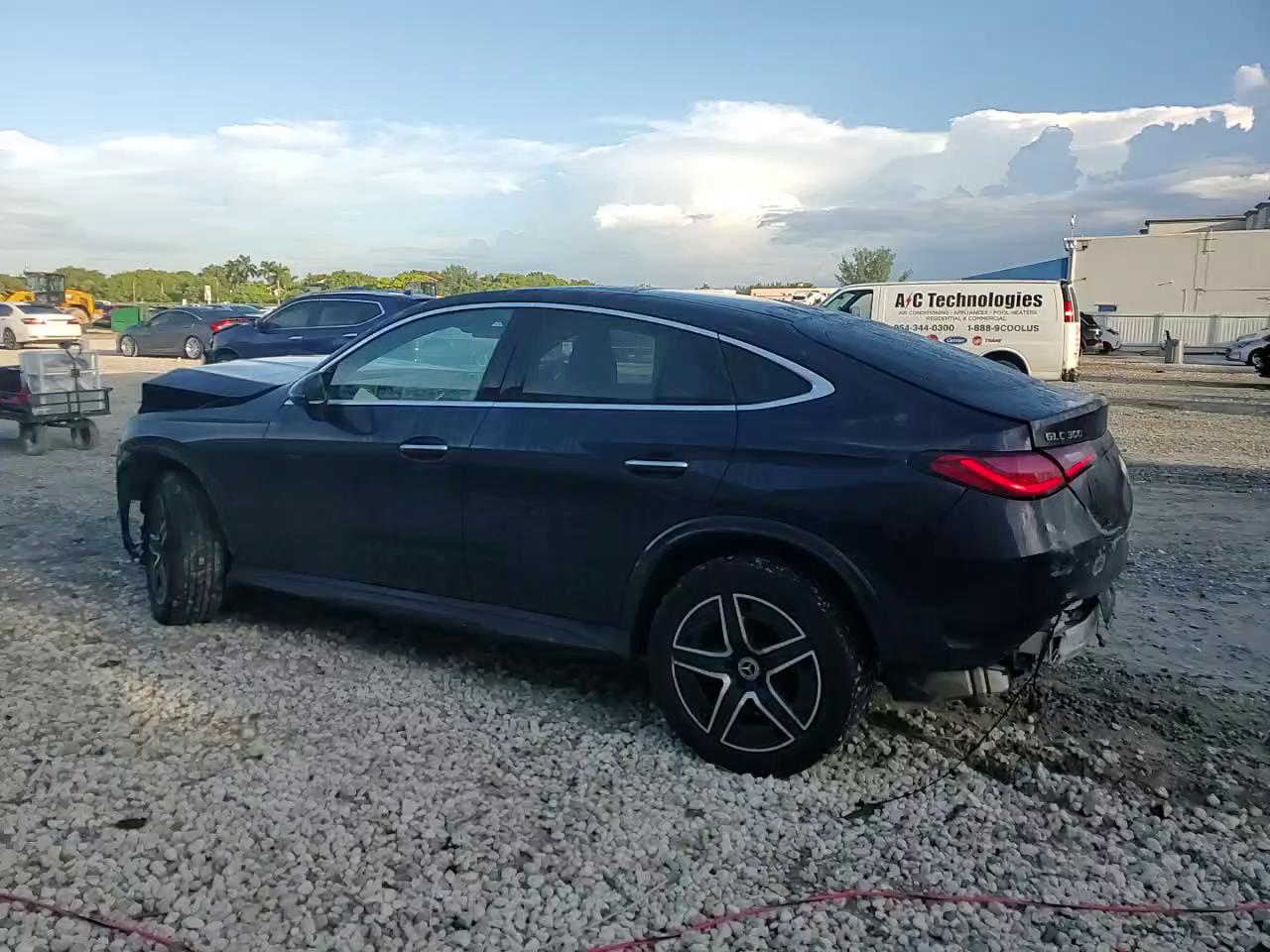 Фото: W1NKJ4HBXRF095897