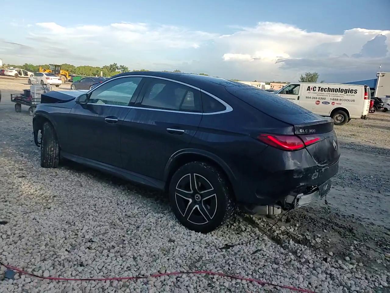 Фото: W1NKJ4HBXRF095897